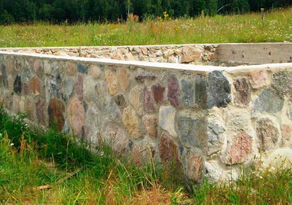 строительство фундамента из камня